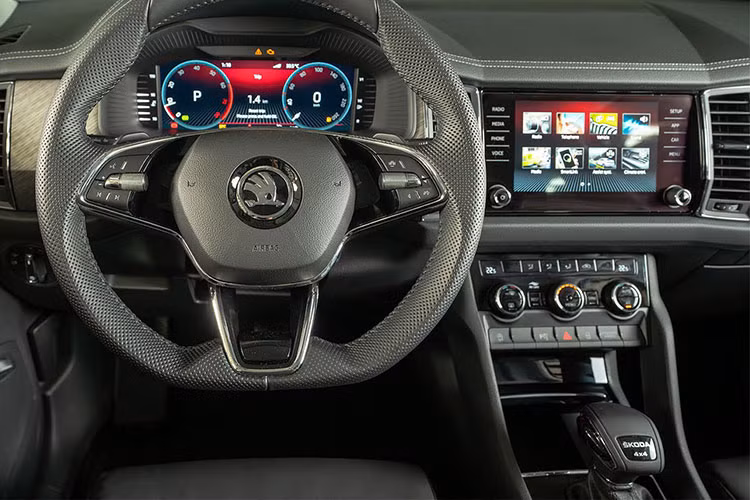 Skoda Kodiaq 2023 tại Việt Nam được trang bị màn hình hiển thị thông tin kích thước 12,15 inch cùng màn hình giải trí trung tâm 8 inch với nhiều tùy chỉnh giao diện và các chế độ hiển thị khác nhau, giúp người lái dễ dàng kiểm soát và điều khiển chiếc xe. Hệ thống giải trí kết nối với 8 loa cao cấp quanh xe, mang tới trải nghiệm thực sự chất lượng.