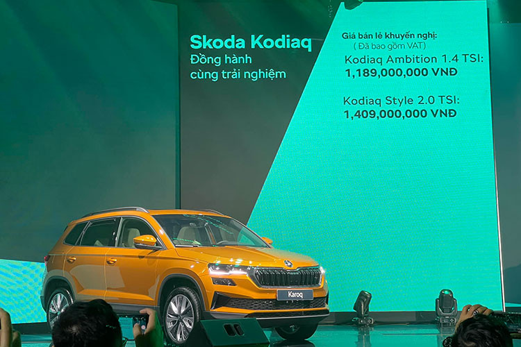 Xe cũng được trang bị an toàn với hệ thống 7 túi khí với chức năng tắt bên phụ khi không có hành khách và các trang bị an toàn cao cấp giống trên mẫu Karoq. Mức giá xe Karoq Kodiaq 2023 tại Việt Nam từ 1,189 - 1,409 tỷ đồng cho 2 phiên bản Ambition và Style cùng 9 lựa chọn màu sắc.