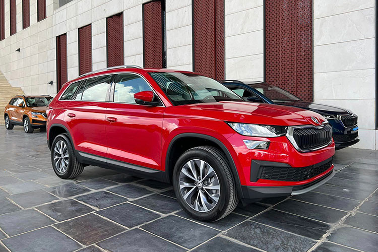 Tiếp đến là Skoda Kodiaq 2023 mới tại Việt Nam, đây là mẫu SUV cỡ lớn 7 chỗ, niềm tự hào của Skoda, mang tất cả những tố chất mà Skoda muốn mang tới khách hàng. Lấy cái tên với cảm hứng từ sự vững chãi của loài gấu nâu Kodiak lớn nhất còn tồn tại, Skoda Kodiaq đã phần nào thể hiện sự khỏe khoắn ngay từ tên gọi.