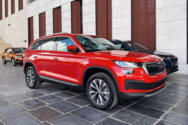 Tiếp đến là Skoda Kodiaq 2023 mới tại Việt Nam, đây là mẫu SUV cỡ lớn 7 chỗ, niềm tự hào của Skoda, mang tất cả những tố chất mà Skoda muốn mang tới khách hàng. Lấy cái tên với cảm hứng từ sự vững chãi của loài gấu nâu Kodiak lớn nhất còn tồn tại, Skoda Kodiaq đã phần nào thể hiện sự khỏe khoắn ngay từ tên gọi.
