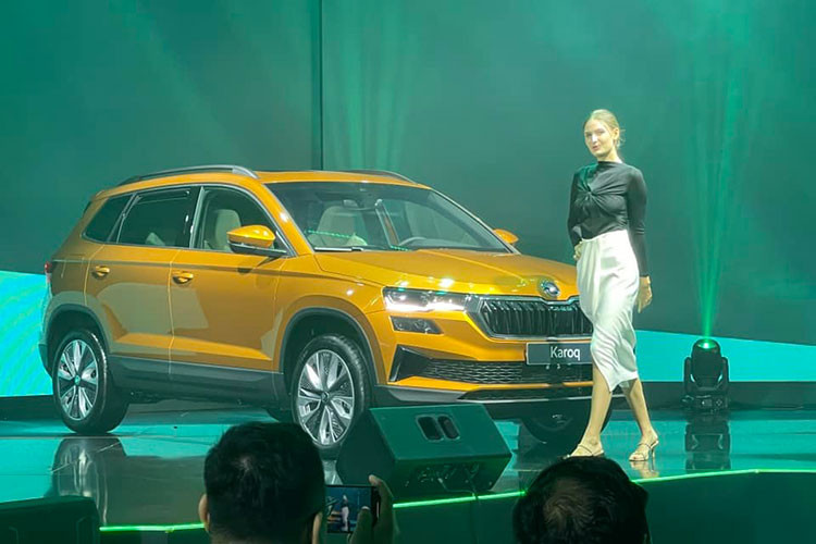 Skoda Karoq 2023 mới là sản phẩm tiên phong trong thế hệ SUV hoàn toàn mới của Skoda đưa về thị trường Việt Nam. Mẫu xe được đánh giá cao về độ bền bỉ và vận hành mạnh mẽ cùng với sự sang trọng và an toàn cao cấp. Thiết kế mẫu xe lấy cảm hứng từ nghệ thuật thủy tinh Bohemian. Đường cắt tinh thể của đèn pha Full-LED Matrix và tám dải đèn như những 'lông mi' tạo nên kiểu chiếu sáng độc đáo.