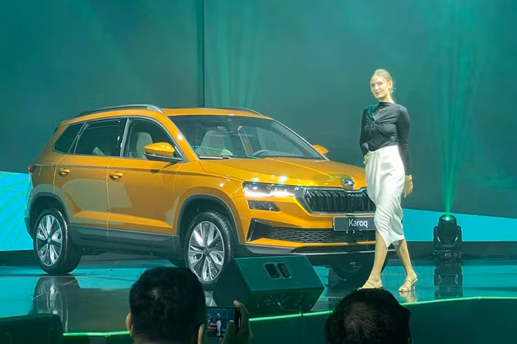 Skoda Karoq 2023 mới là sản phẩm tiên phong trong thế hệ SUV hoàn toàn mới của Skoda đưa về thị trường Việt Nam. Mẫu xe được đánh giá cao về độ bền bỉ và vận hành mạnh mẽ cùng với sự sang trọng và an toàn cao cấp. Thiết kế mẫu xe lấy cảm hứng từ nghệ thuật thủy tinh Bohemian. Đường cắt tinh thể của đèn pha Full-LED Matrix và tám dải đèn như những 'lông mi' tạo nên kiểu chiếu sáng độc đáo.