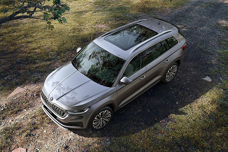 Ngoài ra Kodiaq còn có thêm phiên bản động cơ 1.4 TSI Turbo, công suất cực đại 150 mã lực, mô-men xoắn cực đại 250 Nm trong dải vòng tua 1.500 - 3.500 vòng/phút. Động cơ này đi kèm hộp số tự động 6 cấp ly hợp kép ma sát ướt. Xe cũng được trang bị nhiều hệ thống an toàn, hỗ trợ người lái cao cấp: hệ thống Camera toàn cảnh quan sát xung quanh xe với nhiều chế độ hiển thị, hỗ trợ xe khi xuống dốc...