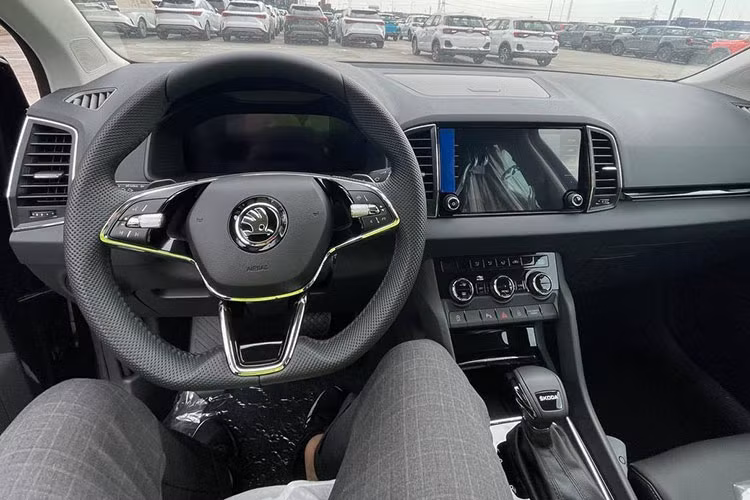 Không gian bên trong xe mang đến sự sang trọng, tiện nghi và đúng chất một chiếc SUV cỡ lớn. Với thể tích từ 720 lít đến 2.065 lít (khi gập 2 hàng ghế sau). Ghế trước điều khiển điện 8 hướng tích hợp chức năng nhớ 3 vị trí. Xe được trang bị hệ thống điều hòa 3 vùng độc lập, giúp khách hàng có một khoảng không gian nội thất thoải mái hàng đầu trong phân khúc.