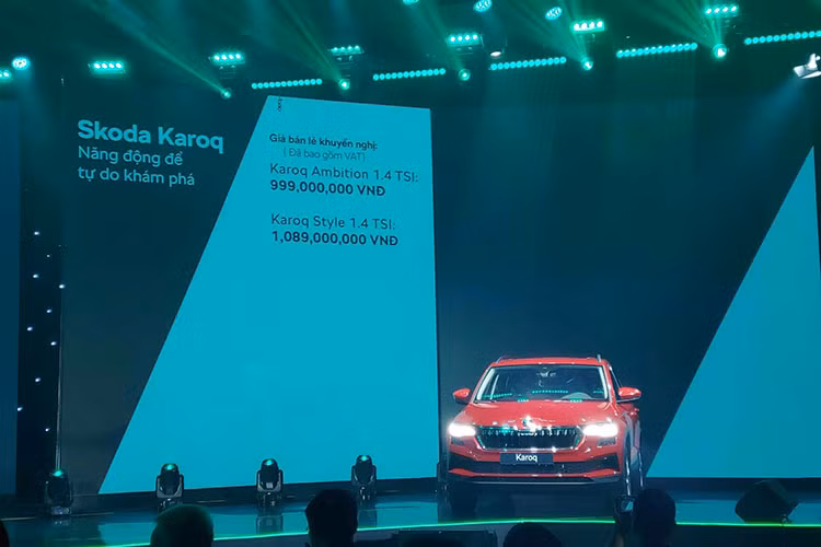 Mức giá xe Skoda Karoq 2023 tại Việt Nam được niêm yết từ 999 - 1,089 tỷ đồng tương ưng với phi 2 phiên bản là Ambition và Style, cùng 9 lựa chọn màu sắc. Xe cũng được áp dụng chính sách bảo hành chính hãng cho xe mới là 3 năm và không giới hạn số kilomet.