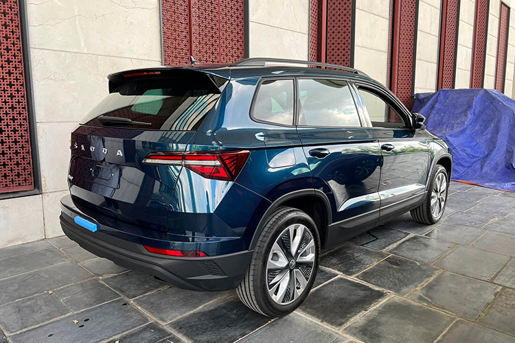 Kích thước chiều dài của Skoda Karoq 2023 tại Việt Nam là 4.390 mm, chiều cao 1.603 mm và chiều rộng 1.841 mm. Khoảng sáng gầm là 164 mm, trục cơ sở 2.630 mm với góc thoát trước 18,3 độ, góc thoát sau 19,4 độ giúp chiếc xe linh hoạt khi chạy ở các địa hình khác nhau.