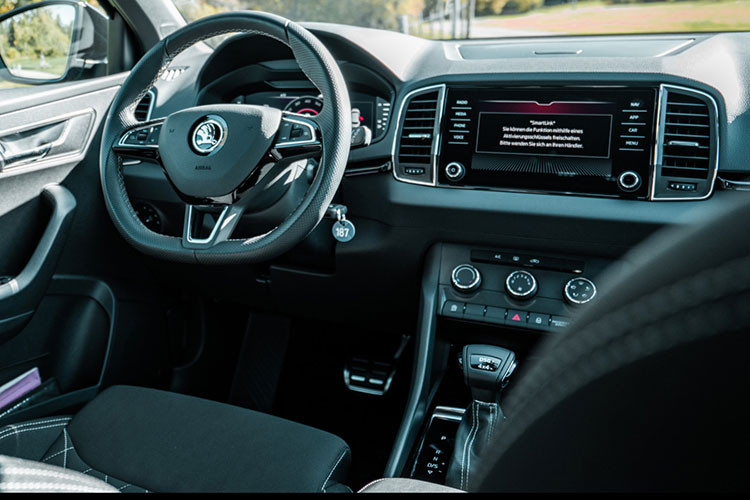 Không gian nội thất đầy cảm hứng với màn hình kỹ thuật số Virtual Cockpit và hệ thống màn hình giải trí kích thước 8 inch, 8 loa cao cấp kết hợp với hệ thống đèn LED Ambitient Lighting mang lại nhiều cảm xúc cho người lái và hành khách. Cửa sổ trời toàn cảnh kết hợp với rèm che nắng giúp nội thất tăng thêm sự sang trọng và đặc biệt trên hành trình khám phá.