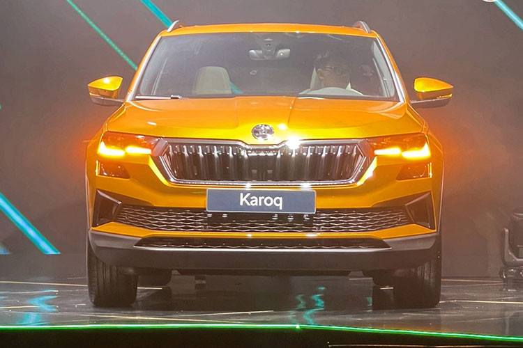 Thiết kế mới của Karoq được xem là tràn đầy sự tự tin để khám phá hành trình phía trước. Ngoài ra, đèn pha Full-Led Matrix với công nghệ cao cấp tự động điều chỉnh hướng sáng và cường độ giúp dễ dàng quan sát và tăng thêm sự an toàn khi di chuyển. Phía đầu xe với các hốc hút gió khí động học, lưới tản nhiệt hình lục giác và cản trước có phần ốp nhựa đen tinh thể pha lê giúp chiếc mang tới dáng vóc thể thao, mạnh mẽ.