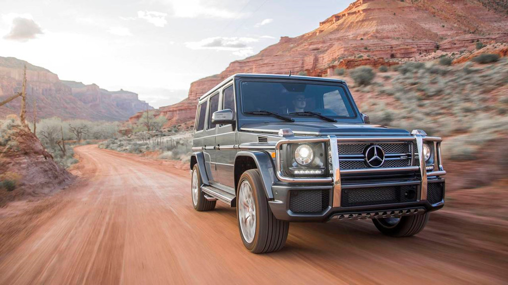 9. Mercedes-Benz AMG G65 - 217.900 USD: Với kiểu dáng hình hộp mang tính biểu tượng của Mercedes dòng G. G65 AMG nặng đến 3 tấn nhưng có thể vút đi với khả năng tăng tốc từ 0-100 km/h chỉ trong 5,2 giây. Mẫu xe off-road huyền thoại này được trang bị khối động cơ khủng V12 biturbo 6.0 lít, công suất 621 mã lực, mô-men xoắn lên đến 1.000 Nm cùng với nội thất sang trọng.
