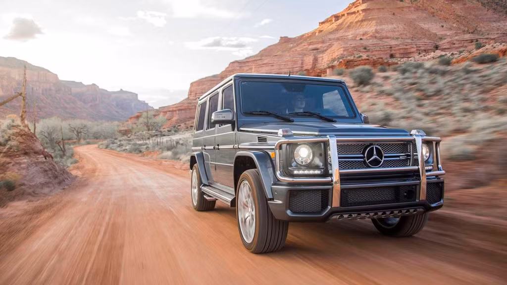 9. Mercedes-Benz AMG G65 - 217.900 USD: Với kiểu dáng hình hộp mang tính biểu tượng của Mercedes dòng G. G65 AMG nặng đến 3 tấn nhưng có thể vút đi với khả năng tăng tốc từ 0-100 km/h chỉ trong 5,2 giây. Mẫu xe off-road huyền thoại này được trang bị khối động cơ khủng V12 biturbo 6.0 lít, công suất 621 mã lực, mô-men xoắn lên đến 1.000 Nm cùng với nội thất sang trọng.