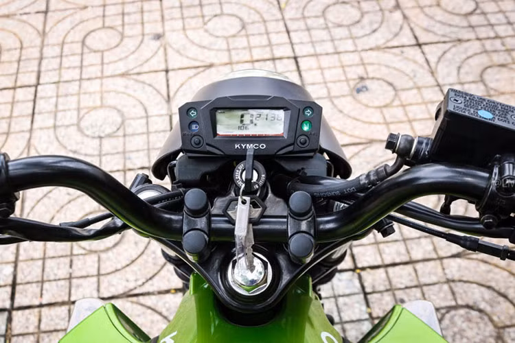 Xe được trang bị đồng hồ công tơ mét với màn hình lcd cỡ nhỏ hiển thị đầy đủ thông tin như; đèn báo, thông số nhiên liêu, tốc độ, vòng tua máy... với kiểu dáng trẻ trung, cá tính. Chìa khóa điện thiết kế ngay sát đồng hồ.