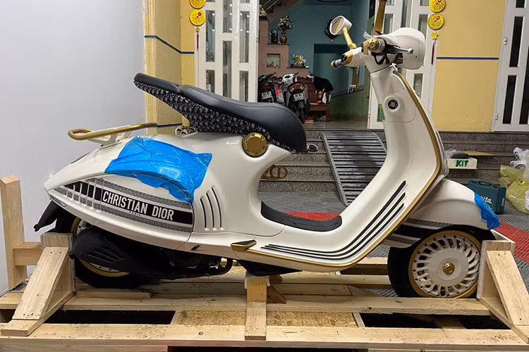 Mới đây, một cô gái 9x ở Cần Thơ đã chơi lớn “tậu” về cho mình mẫu xe tay ga bản giới hạn Vespa 946 Christian Dior đặc biệt. Số tiền cụ thể mà người này bỏ ra để sở hữu chiếc xe chưa được tiết lộ, nhưng chắc chắn rằng nó sẽ có giá không dưới 1 tỷ đồng (đắt hơn nhiều so với mức giá từng bán ra chính hãng).
