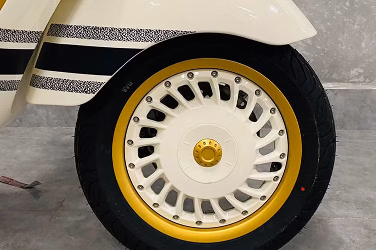 Các chi tiết được sơn màu vàng đồng trên Vespa 946 Christian Dior gồm giá hàng kiêm tay dắt, giá đỡ gương, ốp viền nút bấm…, khung xe liền khối bằng thép với các bộ phận bằng nhôm như vành, tay lái, hông xe, chắn bùn trước, giá đỡ gương, móc treo và giá đỡ yên. Xe được trang bị cặp vành kích thước 12 inch.