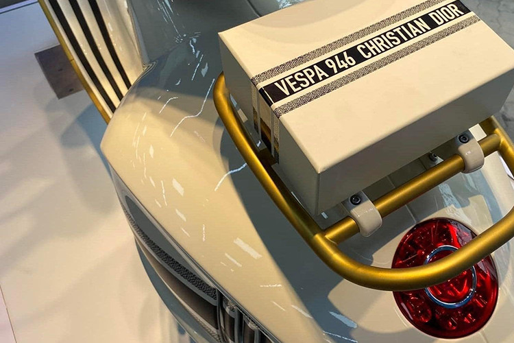 Đúng như tên gọi, Vespa 946 Christian Dior là sản phẩm hợp tác giữa thương hiệu Vespa và hãng thời trang nổi tiếng Christian Dior. Đặc biệt, phiên bản 2021 của mẫu xe này chính là sản phẩm kỷ niệm 75 năm thành lập của cả 2 thương hiệu lừng danh thế giới ở 2 lĩnh vực khác nhau.