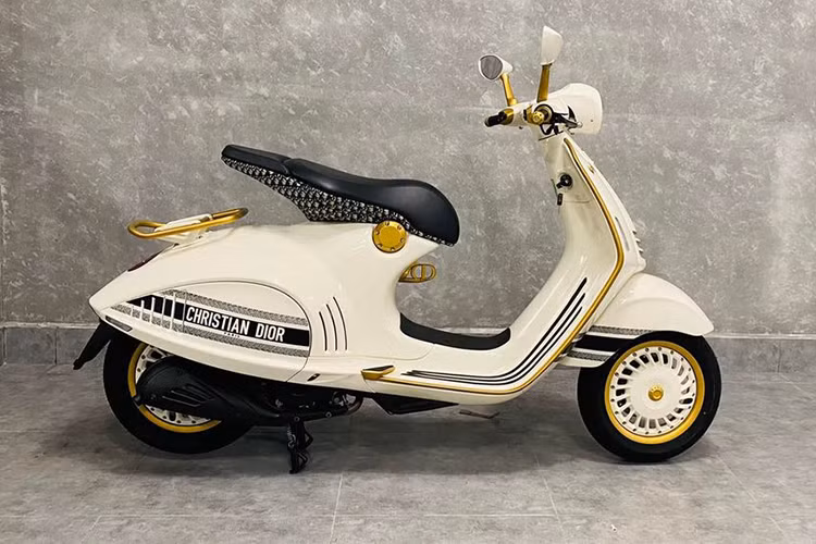 Mức giá xe Vespa 946 Christian Dior đủ để người dùng Việt sở hữu những mẫu xe ôtô 4 bánh như VinFast Fadil, VinFast VF e34, Hyundai Accent, Honda City, Toyota Vios, Kia Seltos, Hyundai Kona, Ford EcoSport hay Hyundai Elantra... thậm chí cả sedan hạng D Toyota Camry mới.