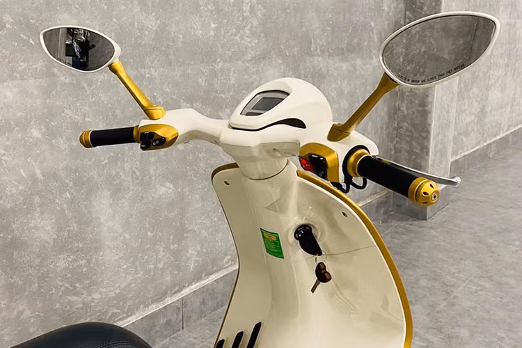 Về thiết kế, mẫu xe ga Vespa 946 Christian Dior không có khác biệt so với các phiên bản trước, vẫn là đường nét “ong bầu” đặc trưng, pha lẫn giữa cổ điển và hiện đại. Phần đầu xe vẫn xuất hiện cụm đèn đặc trưng của dòng xe 946 với đèn pha LED, trong khi đèn xi nhan được đưa xuống hai bên yếm.