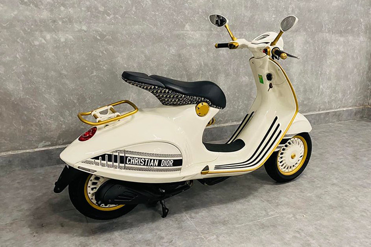 Cô gái trẻ ở Cần Thơ này cũng chính là người từng gây xôn xao cộng đồng mạng khi mua liền 3 chiếc xe màu trắng trong 1 ngày gồm; Hyundai Accent, Mercedes-Benz S450L Luxury bản cũ và cuối cùng là siêu xe McLaren GT độc nhất vô nhị tại Việt Nam.