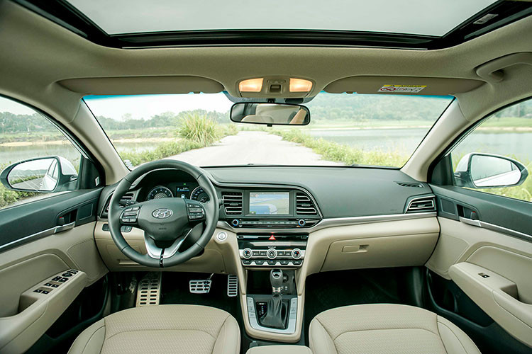 Bên trong khoang nội thất của chiếc Elantra Sport 2019 được bọc da với tông màu đen chỉ đỏ chủ đạo, vô-lăng xe dạng D-cut đáy phẳng, tích hợp lãy chuyển số như trên những chiếc xe thể thao thực thụ. Đồng hồ hiển thị công-tơ-mét là sự kết hợp của hai đồng hồ dạng cơ với màn hình hiển thị trung tâm đa thông tin.