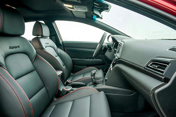 Ngoài ra, hệ thống kiểm soát lực kéo TCS, hệ thống chống trộm Immobilizer, hệ thống hỗ trợ khởi hành ngang dốc HAC, hệ thống 8 cảm biến trước và sau, hệ thống an toàn 7 túi khí, cảm biến áp suất lốp TPMS và khung thép cường lực AHSS... cũng được trang bị trên mẫu xe mới này.