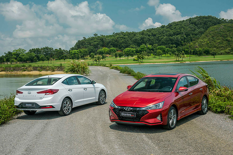 Riêng phiên bản Elantra Sport 2019 được trang bị động cơ xăng tăng áp 1.6L, cho công suất 204 mã lực tại 6.000 vòng/phút và Mo-men xoắn cực đại 265 Nm trong dải vòng tua 1.500 ~ 4.500 vòng/phút. Xe được trang bị hộp số ly hợp kép 7 cấp DCT.
