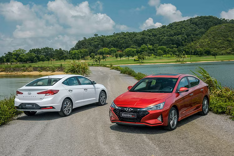 Riêng phiên bản Elantra Sport 2019 được trang bị động cơ xăng tăng áp 1.6L, cho công suất 204 mã lực tại 6.000 vòng/phút và Mo-men xoắn cực đại 265 Nm trong dải vòng tua 1.500 ~ 4.500 vòng/phút. Xe được trang bị hộp số ly hợp kép 7 cấp DCT.