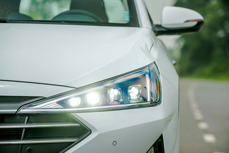 Hyundai Elantra 2019 cũng được trang bị cụm đèn pha LED hình tam giác với 4 Projector chứa nhiều bóng LED nhỏ, cụm đèn hậu dạng LED thiết kế lại hình tia sét chạy song song và kéo dài đến gần vị trí trung tâm.