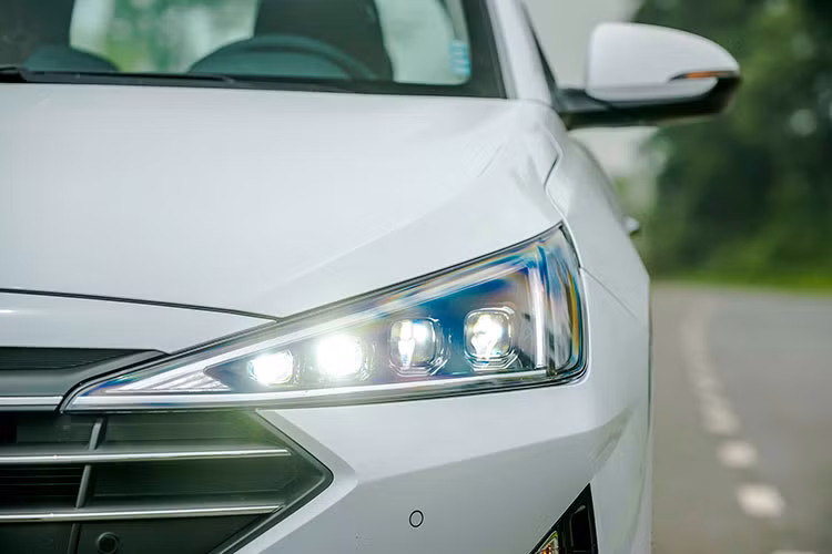 Hyundai Elantra 2019 cũng được trang bị cụm đèn pha LED hình tam giác với 4 Projector chứa nhiều bóng LED nhỏ, cụm đèn hậu dạng LED thiết kế lại hình tia sét chạy song song và kéo dài đến gần vị trí trung tâm.