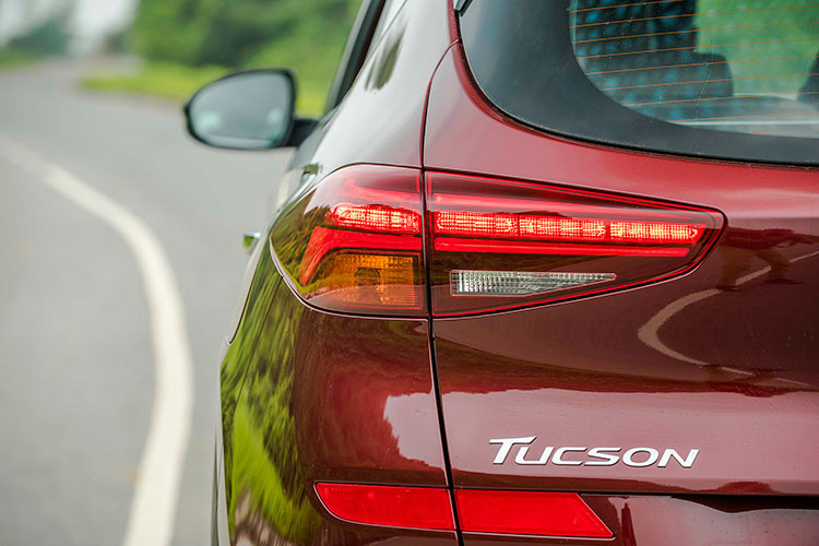 Ngoài ra, Elantra 2019 có thiết kế ngang hông như cũ nhưng bộ mâm xe ấn tượng hơn với kiểu đa chấu sang trọng, cản sau mới và được nâng cấp thiết kế cốp xe đẹp mắt hơn, giống với đàn anh Sonata 2019. Các chi tiết ngoại thất khác như cánh đuôi gió gắn trên cốp và bộ đôi ống xả thể thao được tạo hình phá cách...