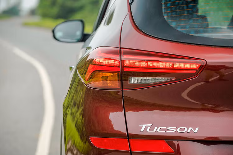 Ngoài ra, Elantra 2019 có thiết kế ngang hông như cũ nhưng bộ mâm xe ấn tượng hơn với kiểu đa chấu sang trọng, cản sau mới và được nâng cấp thiết kế cốp xe đẹp mắt hơn, giống với đàn anh Sonata 2019. Các chi tiết ngoại thất khác như cánh đuôi gió gắn trên cốp và bộ đôi ống xả thể thao được tạo hình phá cách...