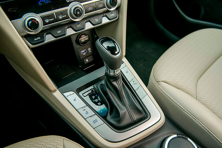 Xe tiếp tục sử dụng 2 phiên bản động cơ nhưng được tinh chỉnh lại. Động cơ xăng Nu 2.0L cho công suất tối đa 152 mã lực tại 6.200 vòng/phút cùng Mo-men xoắn cực đại 196 Nm tại 4.000 vòng/phút. Hộp số tự động 6 cấp và được bổ sung 1 chế độ vận hành Smart trong hệ thống lái Drive Mode bên cạnh 3 chế độ vận hành cũ là Eco - Normal - Sport.