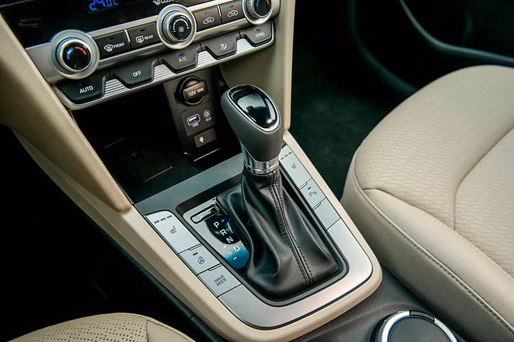 Xe tiếp tục sử dụng 2 phiên bản động cơ nhưng được tinh chỉnh lại. Động cơ xăng Nu 2.0L cho công suất tối đa 152 mã lực tại 6.200 vòng/phút cùng Mo-men xoắn cực đại 196 Nm tại 4.000 vòng/phút. Hộp số tự động 6 cấp và được bổ sung 1 chế độ vận hành Smart trong hệ thống lái Drive Mode bên cạnh 3 chế độ vận hành cũ là Eco - Normal - Sport.