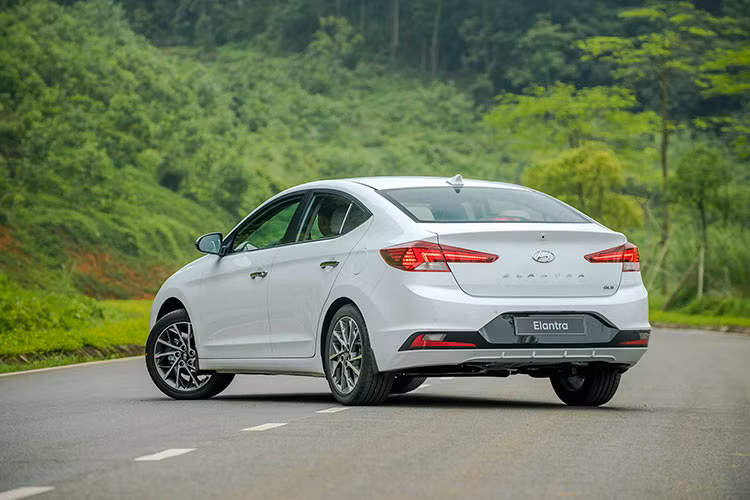 Đuôi xe được điều chỉnh thiết kế với các đường dập sâu, đèn hậu mảnh. Tuy nhiên nó lại không có những hình tam giác giống như đầu xe. Hông xe được hoàn thiện bằng bộ mâm thiết kế mới. Biển số được dời vị trí xuống tận cản sau để cho phần trên đuôi xe có khoảng trống cho tên xe.