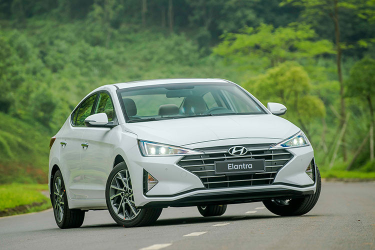 Ở phiên bản 2019 mới, mẫu xe sedan Hyundai Elantra đã gây bất ngờ bởi ngoại hình hoàn toàn khác so với trước đây. Chiếc xe sở hữu những đường nét sắc, nhiều góc cạnh hơn trước. Lưới tản nhiệt to bản dạng thác nước “Cascading Grill” nối liền cụm đèn pha 2 bên tạo cảm giác liền mạch.