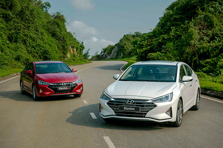Tại thị trường Việt Nam, xe có 4 phiên bản cùng 6 màu sắc, giá bán Hyundai Elantra 2019 mới bản 1.6 MT là 580 triệu, Elantra 1.6 AT là 655 triệu, Elantra 2.0 AT là 699 triệu và Elantra Sport 1.6T là 769 triệu đồng.