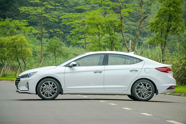Ở lần nâng cấp này, mẫu xe sedan Hyundai Elantra 2019 sở hữu kích thước lớn hơn bản tiền nhiệm, ngoại hình của xe cũng đã được hãng xe Hàn Quốc thiết kế theo ngôn ngữ mới “Sensual Sportiness” đậm chất thể thao.
