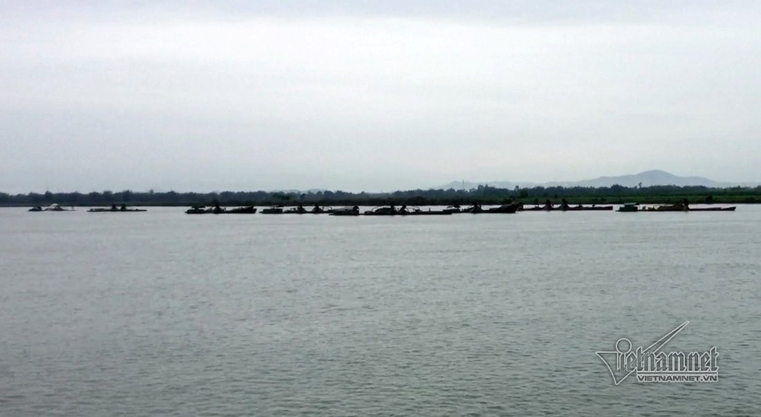 Đêm xuống, hàng chục tàu tấp nập hoạt động trên sông Lam đoạn từ TP Vinh lên đến huyện Nam Đàn.