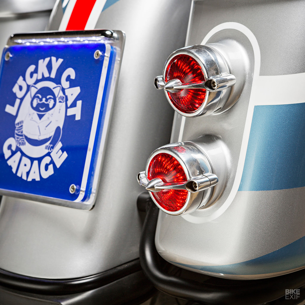 Dựa theo đặc điểm của những món đồ chơi bằng thiếc Nhật Bản, Séb đã trang bị mâm xe hợp kim nhôm nhẹ của EMD, đánh bóng satin. Mặt dù bánh trước trông lớn hơn chiếc xe nguyên bản, nhưng thực tế nó vẫn giữ kích thước ban đầu 19/16 nhờ vào đĩa và lốp xe Whitewall Avon Cobra.