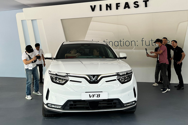 Lần đầu ra mắt tại triển lãm Los Angeles Auto Show 2021 diễn ra vào tháng 11 năm ngoái, VinFast VF8 2022 mới hay còn được biết đến với cái tên trước đó là VFe35 chạy điện đã nhận được nhiều sự chú ý không chỉ bởi người dùng quốc tế mà cả những khách hàng tại Việt Nam.