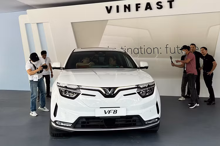Lần đầu ra mắt tại triển lãm Los Angeles Auto Show 2021 diễn ra vào tháng 11 năm ngoái, VinFast VF8 2022 mới hay còn được biết đến với cái tên trước đó là VFe35 chạy điện đã nhận được nhiều sự chú ý không chỉ bởi người dùng quốc tế mà cả những khách hàng tại Việt Nam.