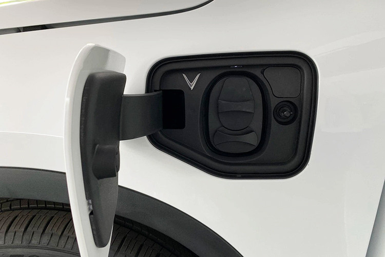 Xe sẽ được phân phối theo hình thức cho thuê pin, chia làm 2 hình thức là linh hoạt hoặc cố định. Trong đó, gói thuê pin linh hoạt của VF8 có giá là 990.000 đồng/tháng cho quãng đường tối đa là 500 km/tháng, phí thuê pin phải trả khi đi quá mức trên là là 1.980 đồng/km.