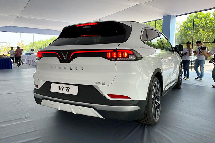 Đèn hậu LED của VinFast VF8 hoàn toàn mới được thiết kế tương tự với "những người anh em" như VFe34 chạy điện hay Lux A2.0 và Lux SA 2.0... đang xuất hiện thị trường. Tuy vậy, điểm khác biệt là những nếp gấp ngang đuôi xe tạo nên vẻ cứng cáp và bề thế hơn.
