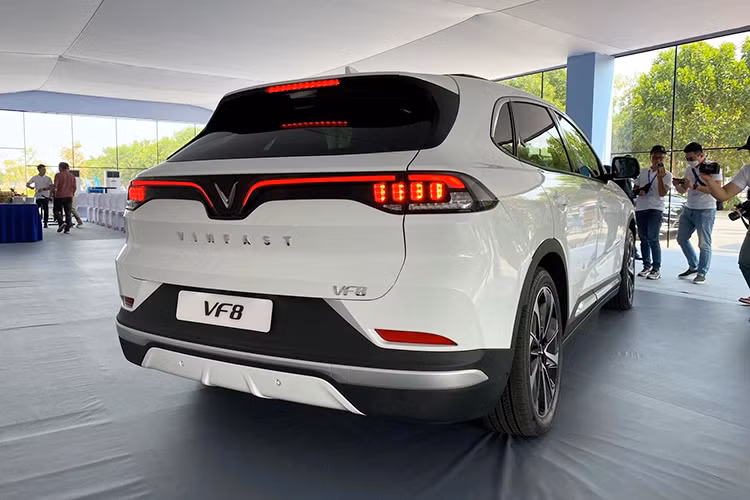 Đèn hậu LED của VinFast VF8 hoàn toàn mới được thiết kế tương tự với "những người anh em" như VFe34 chạy điện hay Lux A2.0 và Lux SA 2.0... đang xuất hiện thị trường. Tuy vậy, điểm khác biệt là những nếp gấp ngang đuôi xe tạo nên vẻ cứng cáp và bề thế hơn.