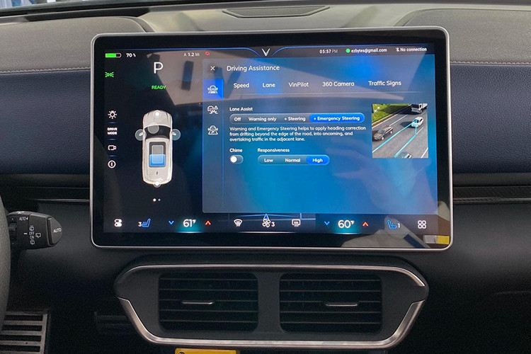 Chính giữa trung tâm bảng táp lô của xe là một màn hình lớn mà theo công bố trước đây là kích thước 15,4 inch, tích hợp các tính năng thông minh, như trợ lý ảo, kết nối mua sắm trực tuyến, chơi điện tử, cá nhân hóa các thông báo và có cả tiện ích văn phòng.