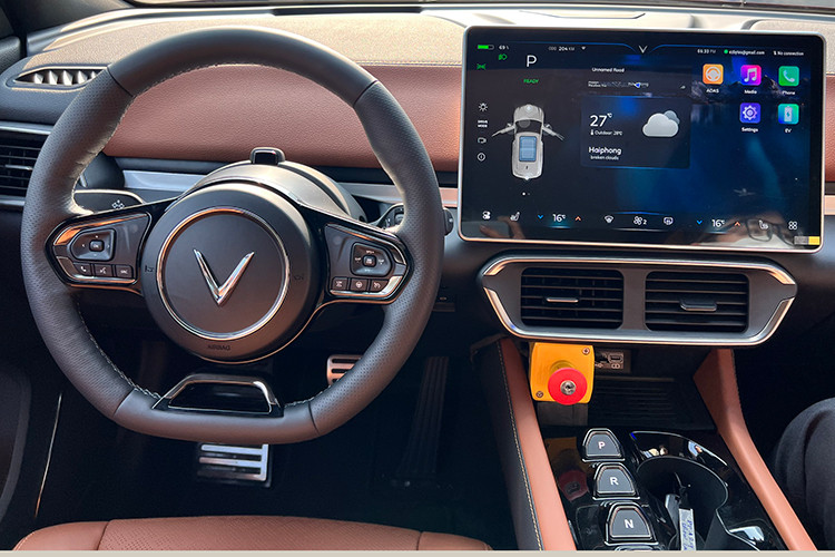 Bên trong nội thất của xe bài trí đơn giản, đặc trưng của các dòng xe ôtô điện bao gồm; ghế ngồi được bọc da, ghế lái chỉnh điện. Khác với Vinfast VFe35, VF8 không được trang bị cụm đồng hồ. Trong khi đó, vô-lăng tích hợp nhiều nút chức năng điều khiển hệ thống giải trí và ga tự động.