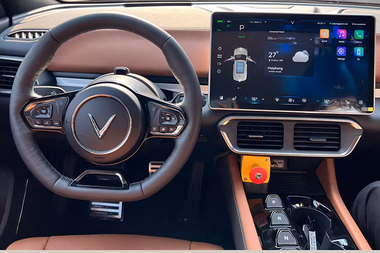 Bên trong nội thất của xe bài trí đơn giản, đặc trưng của các dòng xe ôtô điện bao gồm; ghế ngồi được bọc da, ghế lái chỉnh điện. Khác với Vinfast VFe35, VF8 không được trang bị cụm đồng hồ. Trong khi đó, vô-lăng tích hợp nhiều nút chức năng điều khiển hệ thống giải trí và ga tự động.