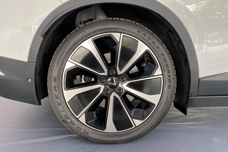 Một điểm đáng chú ý là mẫu xe có thêm đèn xi-nhan ngay trên vành hốc lốp, loại trang bị chưa từng xuất hiện trên SUV cỡ D. Mâm xe thiết kế dạng 5 chấu kép với kích thước 20 inch đi kèm lốp 245/45 của Goodyear. Gương chiếu hậu chỉnh/gập điện, phía bên dưới có sự xuất hiện của 1 chiếc camera thuộc gói camera 360 độ...