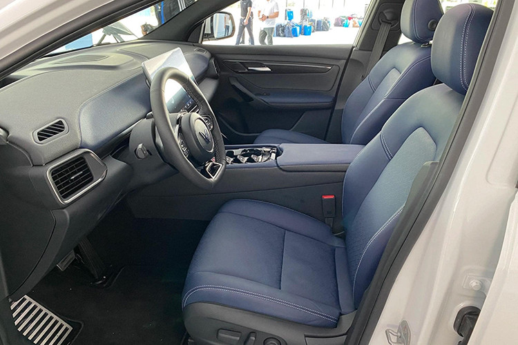 VinFast VF8 tại Việt Nam sẽ được trang bị động cơ điện sản sinh công suất 402 mã lực và mô-men xoắn cực đại đạt 640 Nm, đi kèm hệ dẫn động 4 bánh và đem lại khả năng tăng tốc từ 0 - 100 km/h trong vòng 5,5 giây theo công bố của nhà sản xuất.