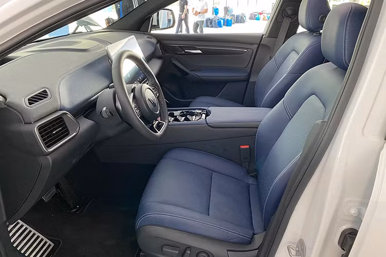 VinFast VF8 tại Việt Nam sẽ được trang bị động cơ điện sản sinh công suất 402 mã lực và mô-men xoắn cực đại đạt 640 Nm, đi kèm hệ dẫn động 4 bánh và đem lại khả năng tăng tốc từ 0 - 100 km/h trong vòng 5,5 giây theo công bố của nhà sản xuất.