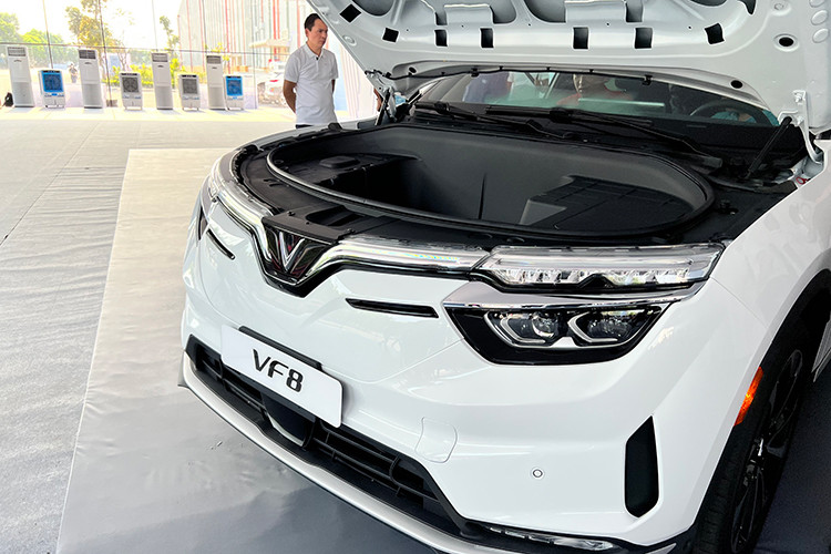 Còn đối với gói thuê pin cố định, người dùng sẽ phải trả 2.189.000 đồng/tháng nhưng có thể sự dụng thoải mái và không giới hạn số km. Mức giá xe VinFast VF8 tại Việt Nam khởi điểm từ 1,057 tỷ đồng cho bản Eco và cao nhất lên tới 1,237 tỷ đồng ở bản Plus.