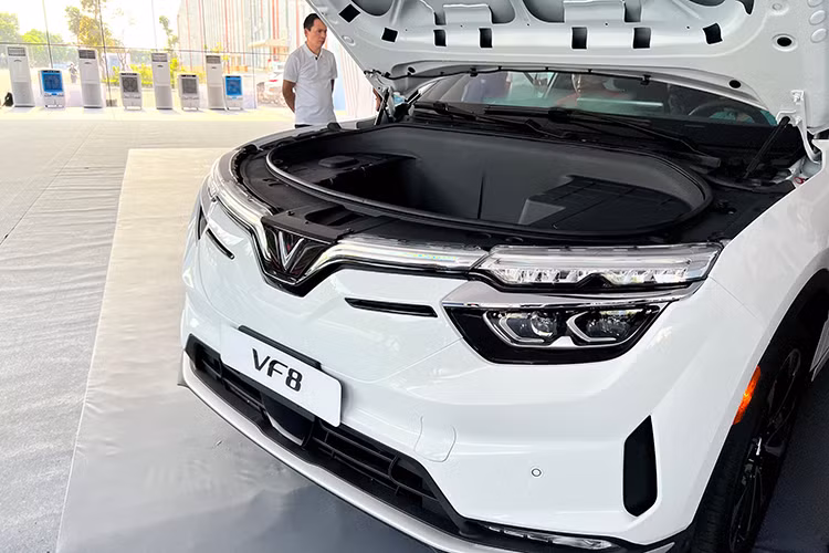 Còn đối với gói thuê pin cố định, người dùng sẽ phải trả 2.189.000 đồng/tháng nhưng có thể sự dụng thoải mái và không giới hạn số km. Mức giá xe VinFast VF8 tại Việt Nam khởi điểm từ 1,057 tỷ đồng cho bản Eco và cao nhất lên tới 1,237 tỷ đồng ở bản Plus.